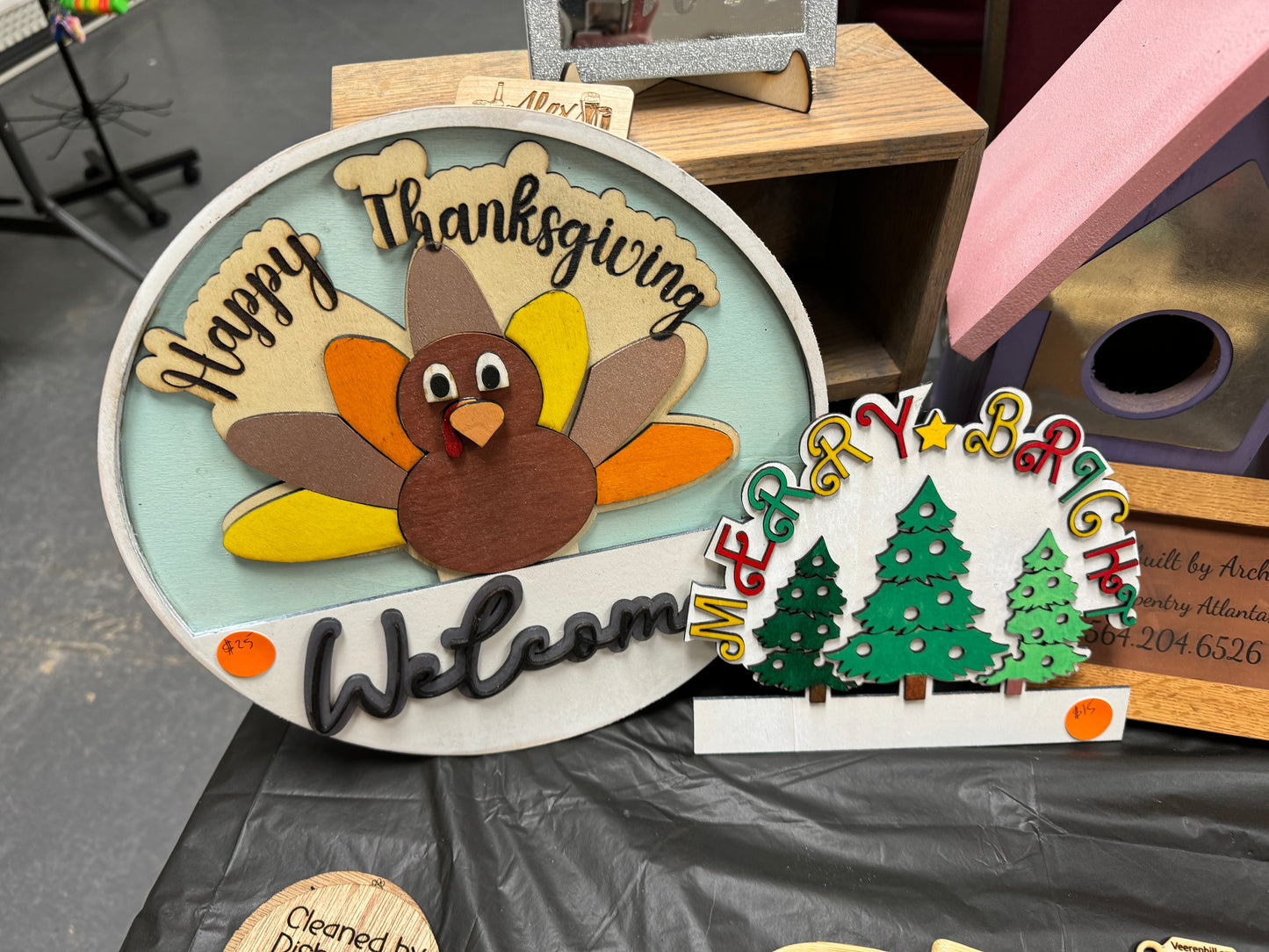 Interchangeable holiday sign comes with 1 holiday